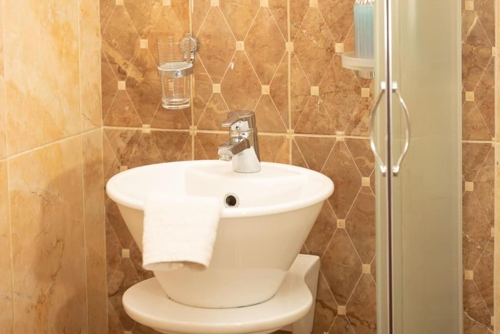 Spacious In Old Town - Private Parking Appartement *