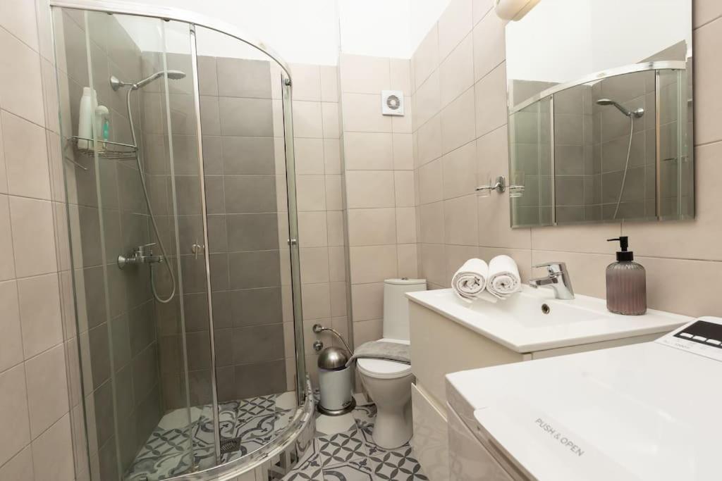 Spacious In Old Town - Private Parking Appartement